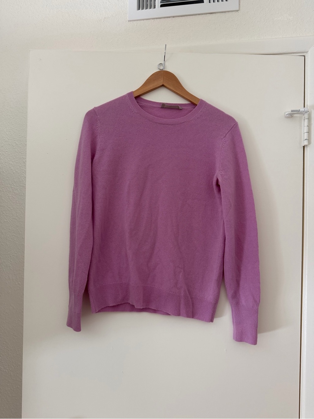 Everlane Women’s Cashmere Crewneck Sweater